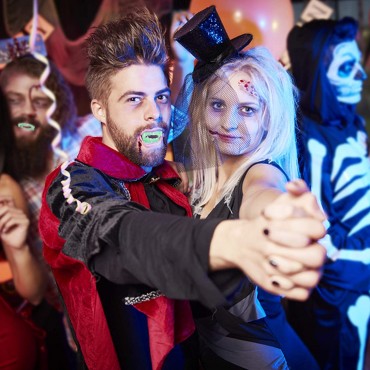 Fosforlu Çift Damak Takma Vampir Dişi