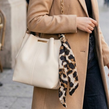 Leopar Desenli Fular Detaylı Krem Rengi Çanta 