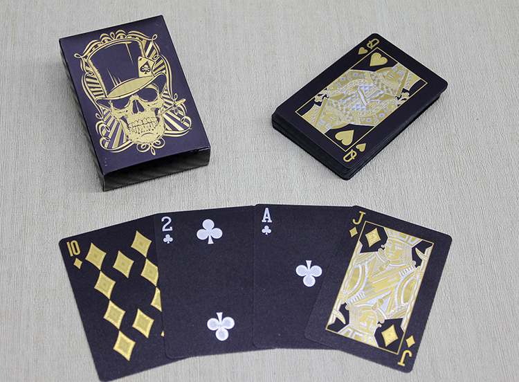 Altın Kurukafa Tasarımlı Siyah İskambil Oyun Kartı